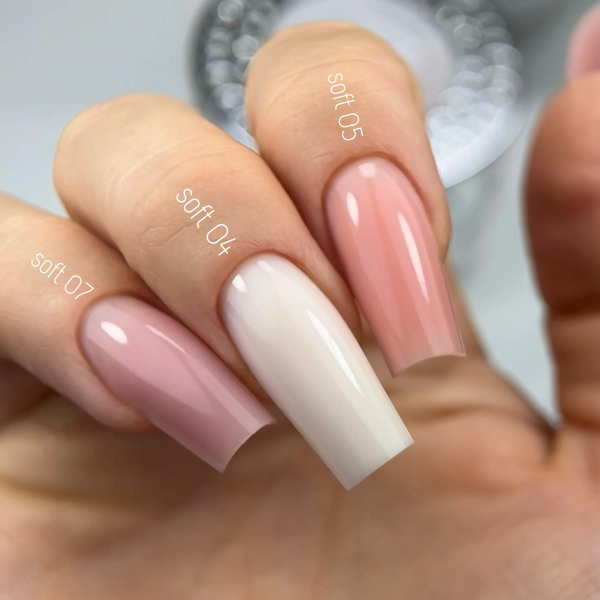 Confronto su unghia dei gel autolivellanti Cold Nails Soft Gel 04 Cotton Blush, Soft Gel 05 Soft Camouflage e Soft Gel 07 Rose Petal