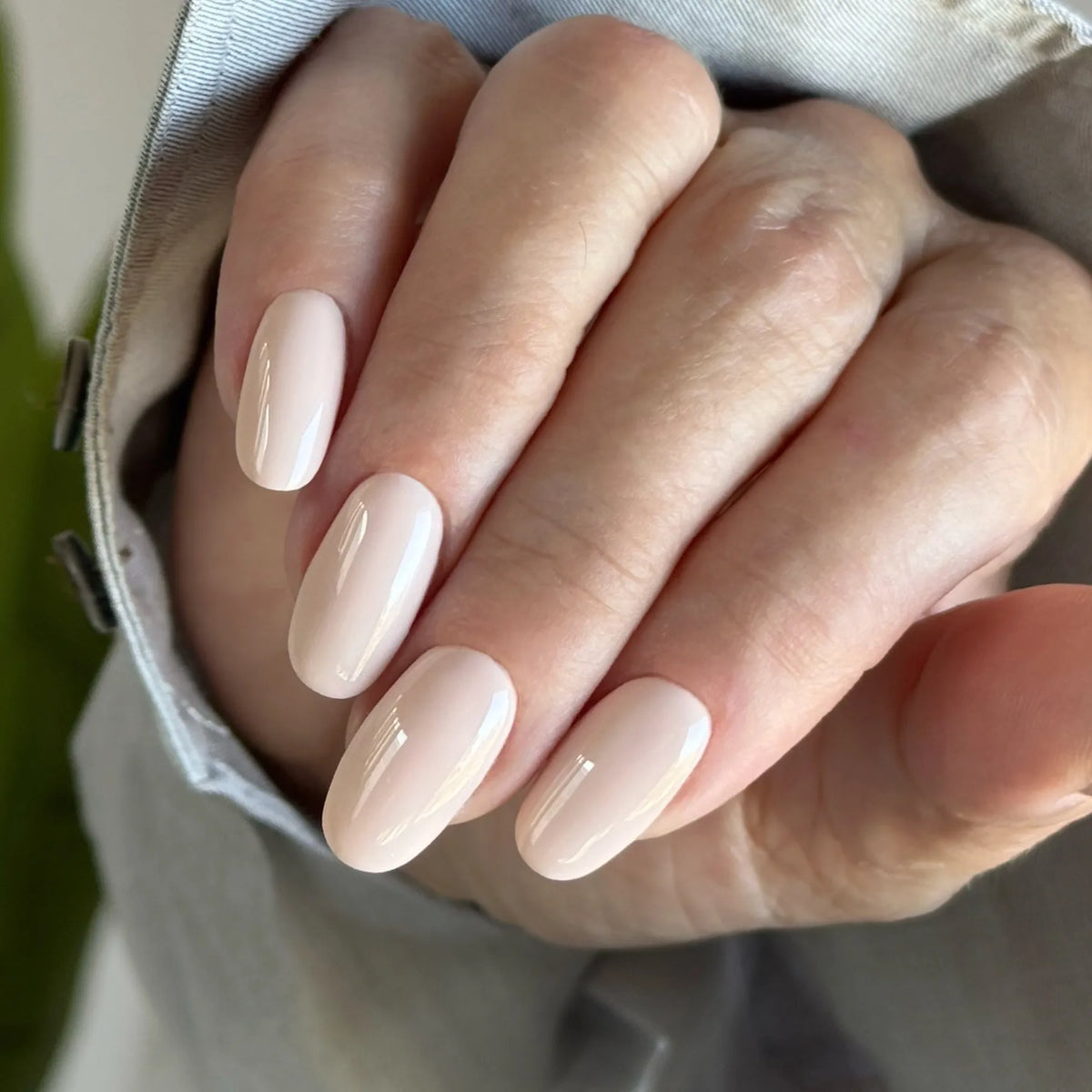Manicure con Colore Semipermanente A012 Cashmere, nude sabbia della Collezione Princess Vibes Cold Nails