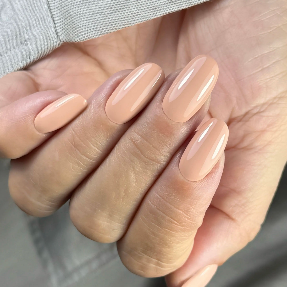 Manicure con Colore Semipermanente A013 Nude Caramel, nude dorato pesca e caramello della Collezione Princess Vibes Cold Nails