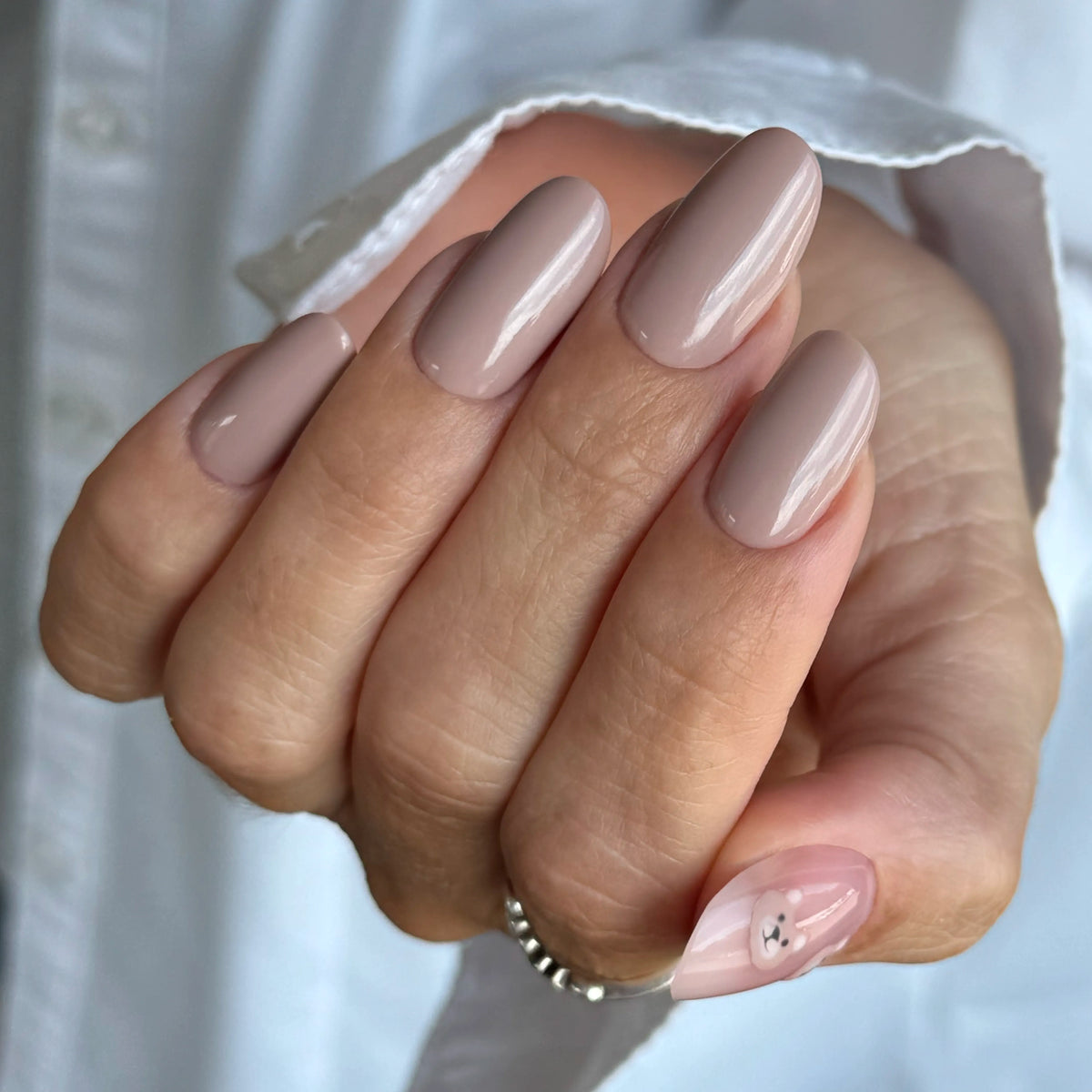Manicure con Colore Semipermanente A016 Tortora Caffè Cold Nails, tortora caldo con nail art orsetto sul pollice