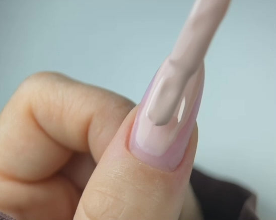 Applicazione del Colore Semipermanente A012 Cashmere sull'unghia, Collezione Princess Vibes Cold Nails