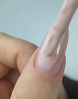Applicazione del Colore Semipermanente A012 Cashmere sull'unghia, Collezione Princess Vibes Cold Nails
