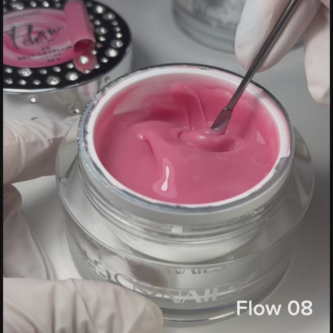 Flow Gel 08 Coral Blush manicure su carnagione calda

