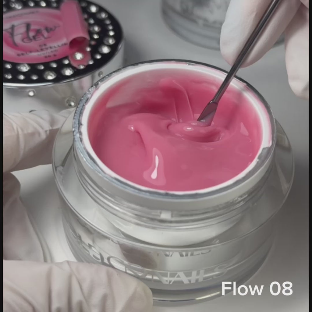 Flow Gel 08 Coral Blush manicure su carnagione calda
