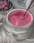 Flow Gel 08 Coral Blush manicure su carnagione calda
