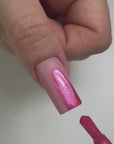Cat's Eye 13 effetto magnetico rosa su unghia