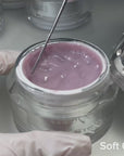 Soft Gel 06 Sugar Sparkle stesura autolivellante con microglitter su unghia