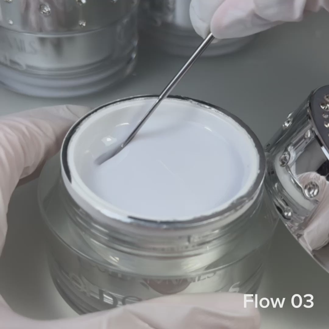 Flow Gel 03 Cool Milk french moderno su unghia