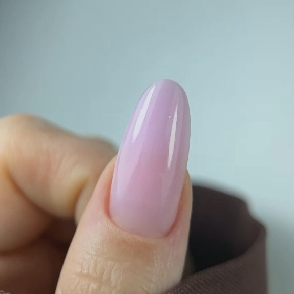 Applicazione del Colore Semipermanente A015 Bordeaux Rose sull'unghia, Collezione Princess Vibes Cold Nails