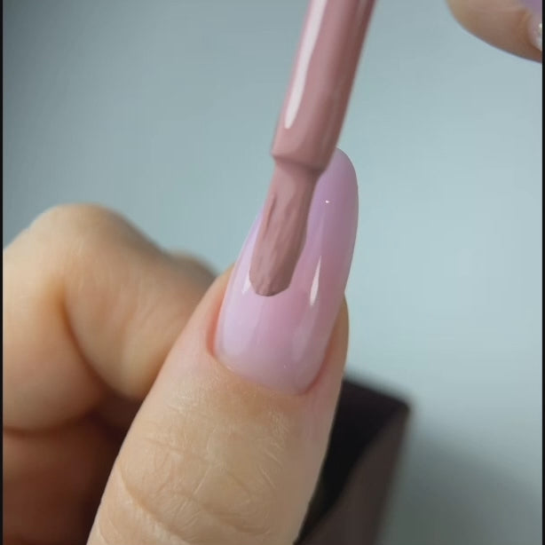 Applicazione del Colore Semipermanente A014 Rose Dust sull'unghia, Collezione Princess Vibes Cold Nails