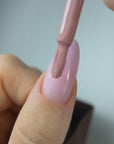 Applicazione del Colore Semipermanente A014 Rose Dust sull'unghia, Collezione Princess Vibes Cold Nails